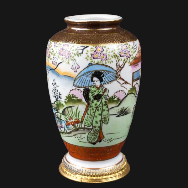 Vas decorativ din portelan pictat manual cu motiv traditional asiatic Decoratiuni