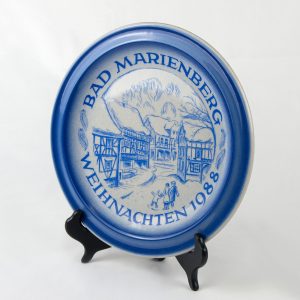 Farfurie decorativa din portelan  cu imaginea orasului Bad Marienberg iarna 1988 Decoratiuni