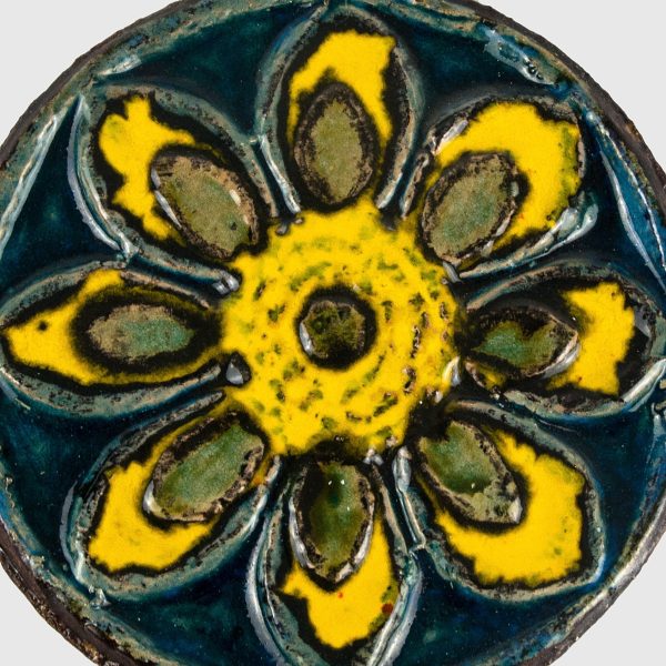 Decoratiune pentru perete lucrata manual din ceramica  cu motive florale si lant pentru agatat Decoratiuni