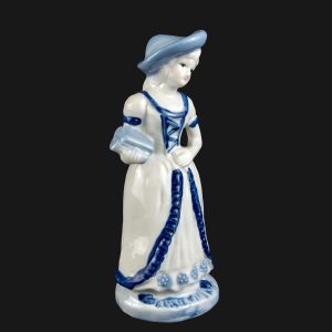 Bibelou din portelan cu reprezentarea unei domnisoare in rochie de epoca anii 70 Bibelouri