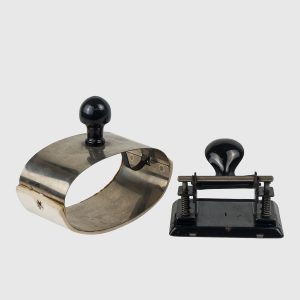 Set vintage format din capsator mecanic si suport pentru hartie absorbanta anii 60 Decoratiuni