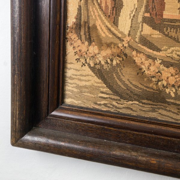 Tapiserie din perioada Victoriana cu rama solida din lemn de nuc si motivul indragostitilor in Venetia Articole de colectie