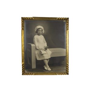 Fotografie vintage cu o fetiță din perioada interbelică și rama din lemn gold Decoratiuni
