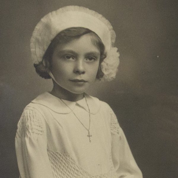 Fotografie vintage cu o fetiță din perioada interbelică și rama din lemn gold Decoratiuni