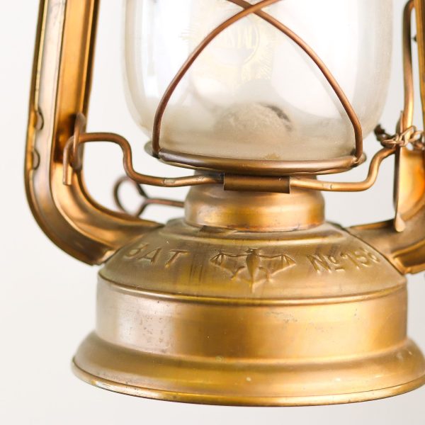 Decoratiune cu doua felinare pe gaz lampant lucrata in stil rustic anii Corpuri de iluminat