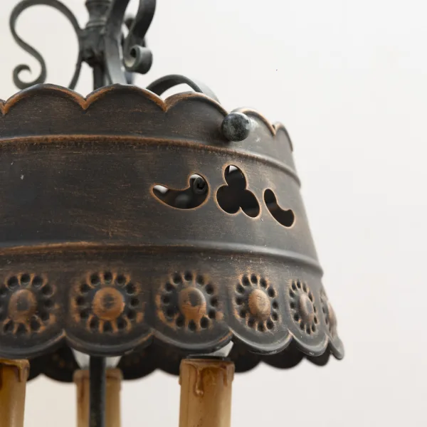 Lustră cu 3 becuri tip lumânare curgătoare și abajur din fier forjat antichizat în stil rustic Corpuri de iluminat