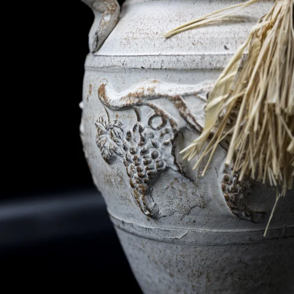 Vază lucrată manual din ceramică în stil roman cu motivul viței de vie anii 60-70 Decoratiuni