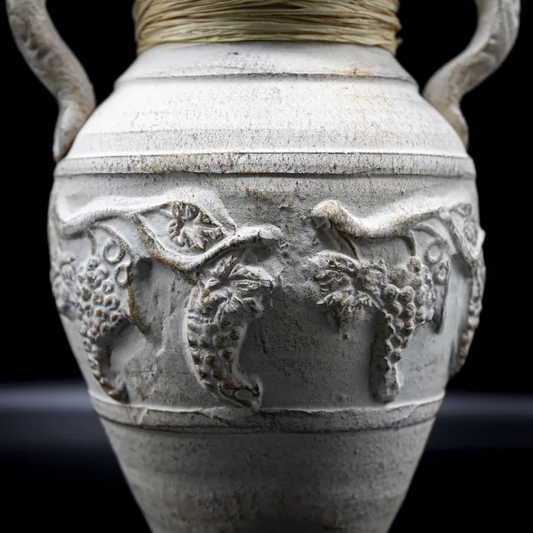 Vază lucrată manual din ceramică în stil roman cu motivul viței de vie anii 60-70 Decoratiuni