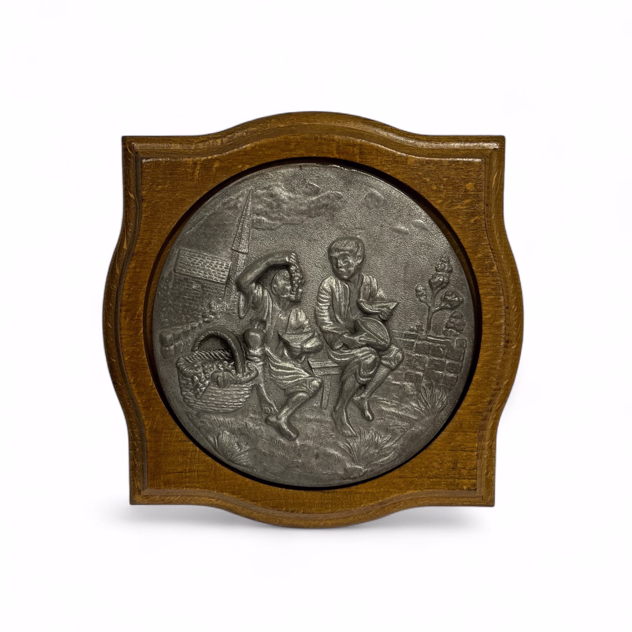 Plachetă decorativă vintage din metal pe suport de lemn – scenă rustică în relief