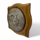 Plachetă decorativă vintage din metal pe suport de lemn – scenă rustică în relief Decoratiuni