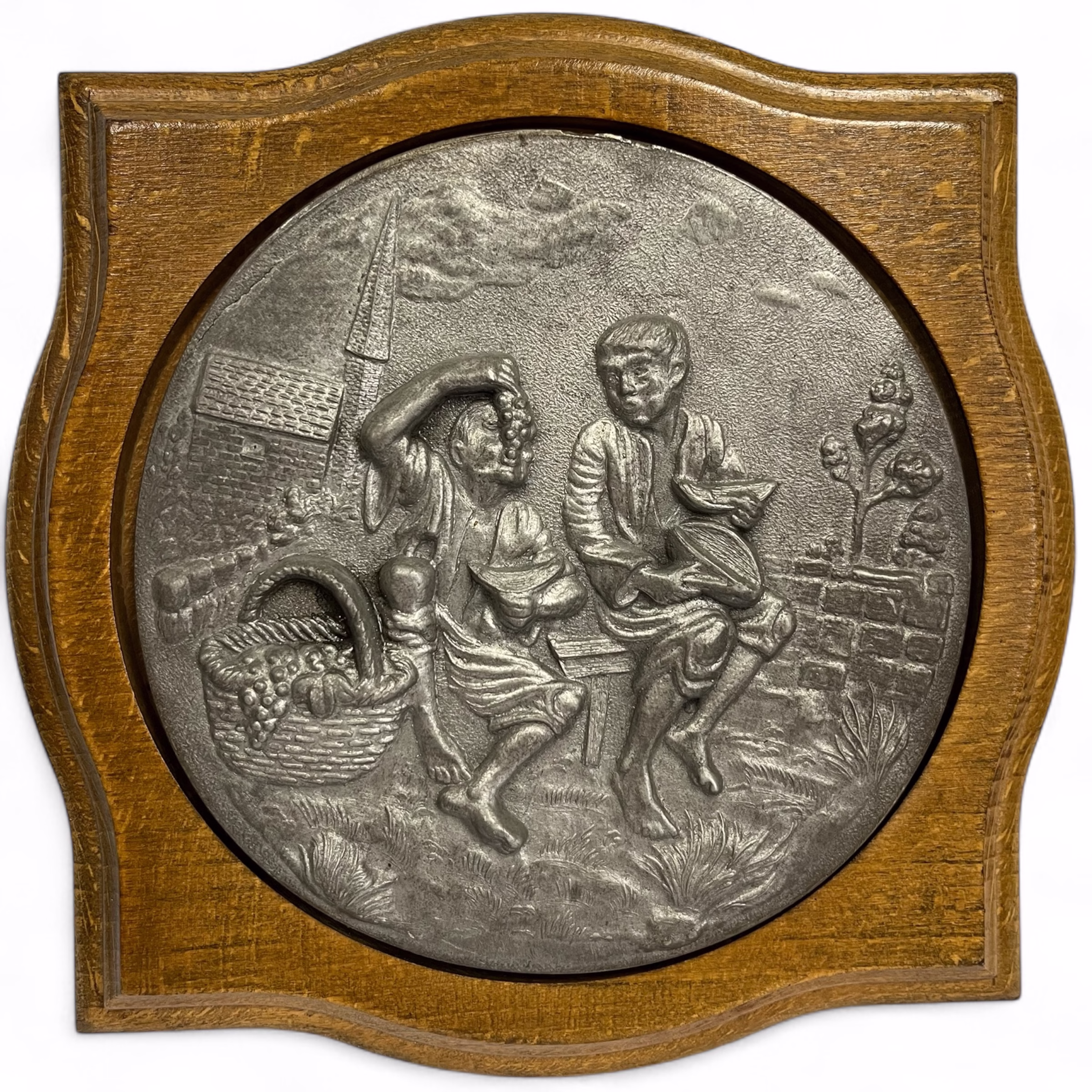 Plachetă decorativă vintage din metal pe suport de lemn – scenă rustică în relief Decoratiuni