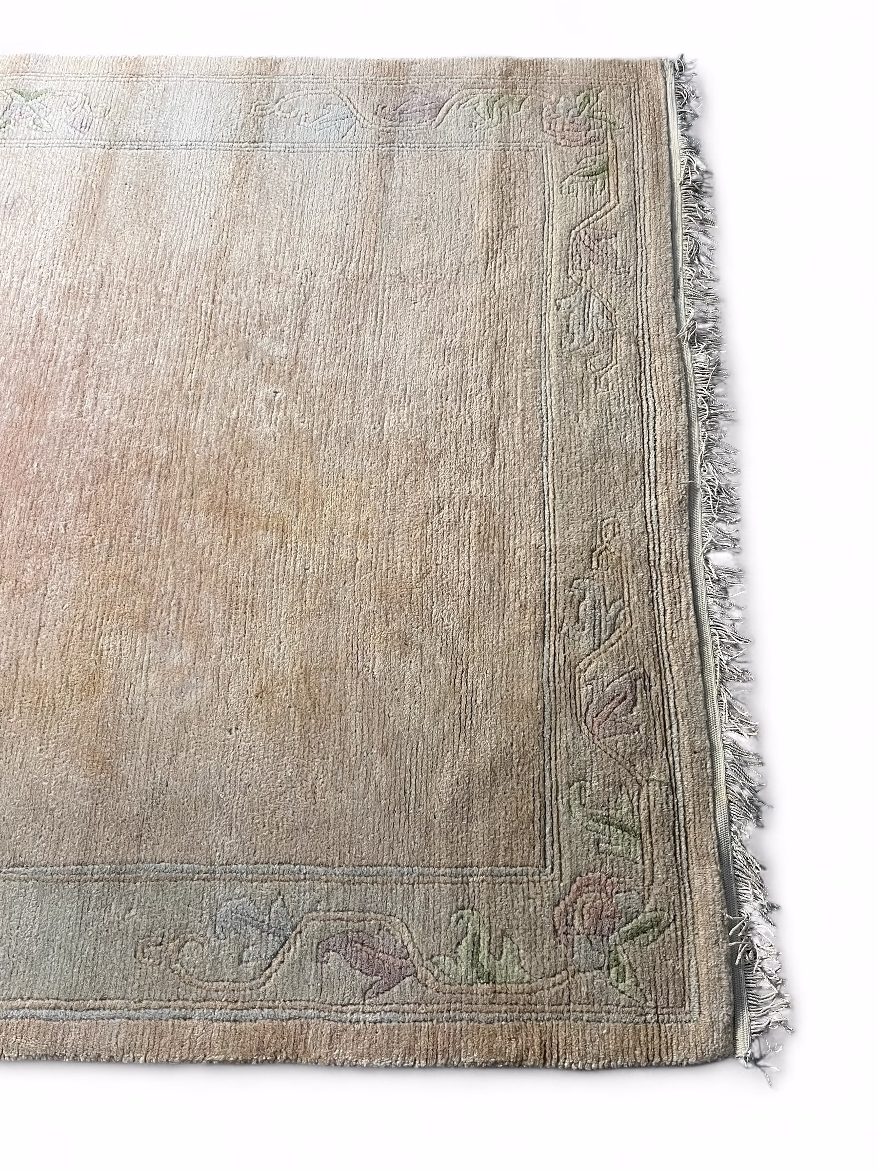Covor vintage european din lână naturală, lucrat manual, bej cu chenar floral stil Art Deco Articole de colecție Magazin de mobila decoratiuni si corpuri de iluminat vintage Covor vintage european din lână naturală, lucrat manual, bej cu chenar floral stil Art Deco Articole de colecție