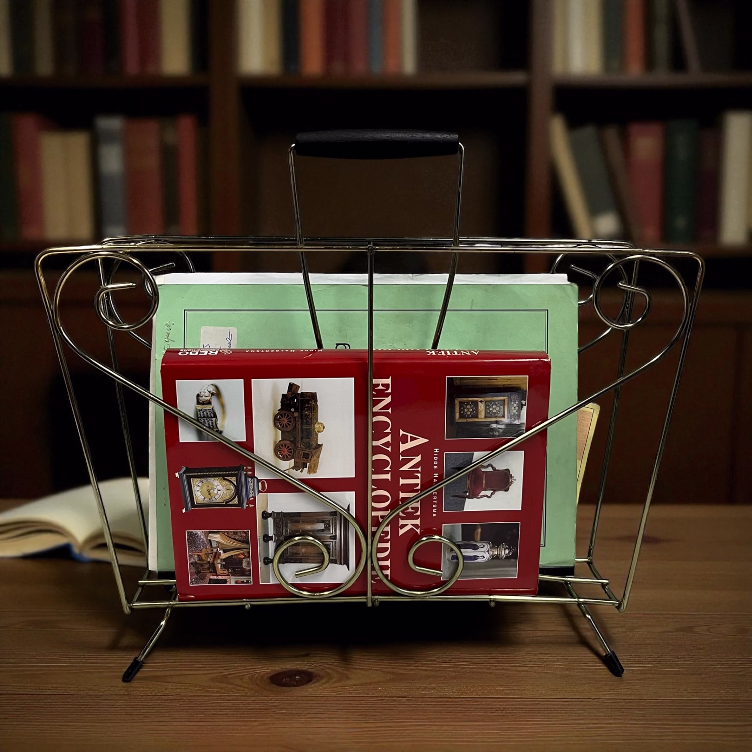 Suport reviste vintage Mid-Century din metal auriu, model cu volute
