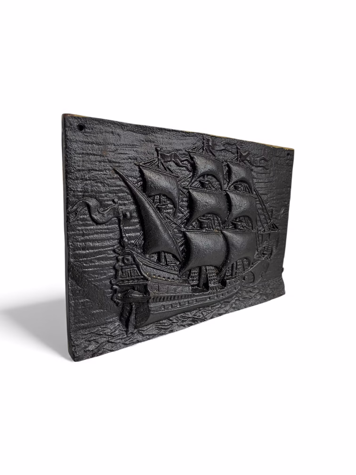 Decorațiune de perete nautică din fontă – corabie cu vele în relief, stil maritim vintage Decoratiuni