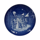 Farfurie decorativă de Crăciun din porțelan Royal Copenhagen Juleaftener 1987 Seara de Ajun la omul de zăpadă Decoratiuni