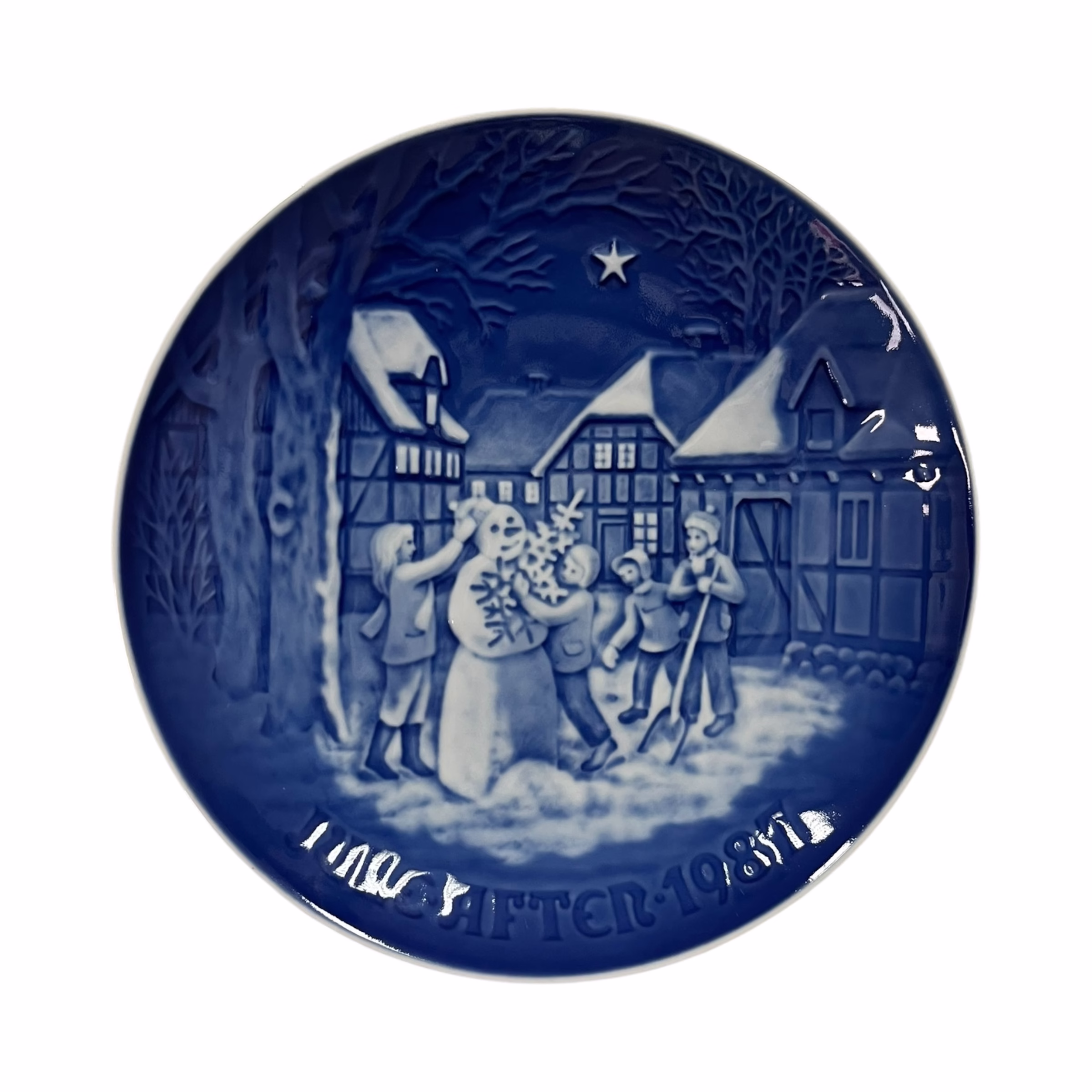 Farfurie decorativă de Crăciun din porțelan Royal Copenhagen Juleaftener 1987 Seara de Ajun la omul de zăpadă
