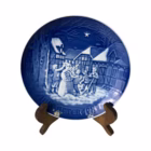 Farfurie decorativă de Crăciun din porțelan Royal Copenhagen Juleaftener 1987 Seara de Ajun la omul de zăpadă Decoratiuni