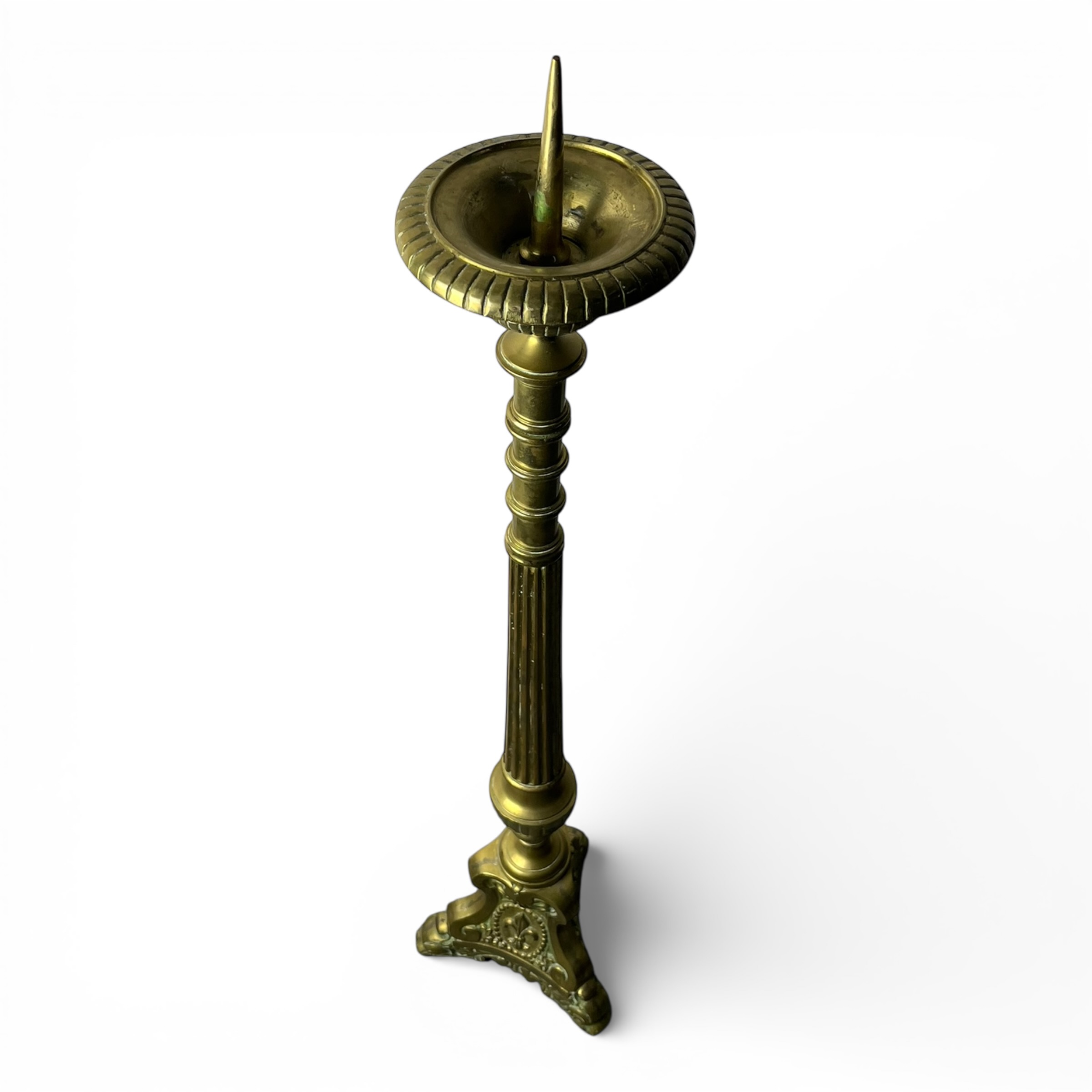 Sfeșnic de altar din alamă masivă, decor fleur-de-lis, stil neogotic începutul sec. XX Decoratiuni