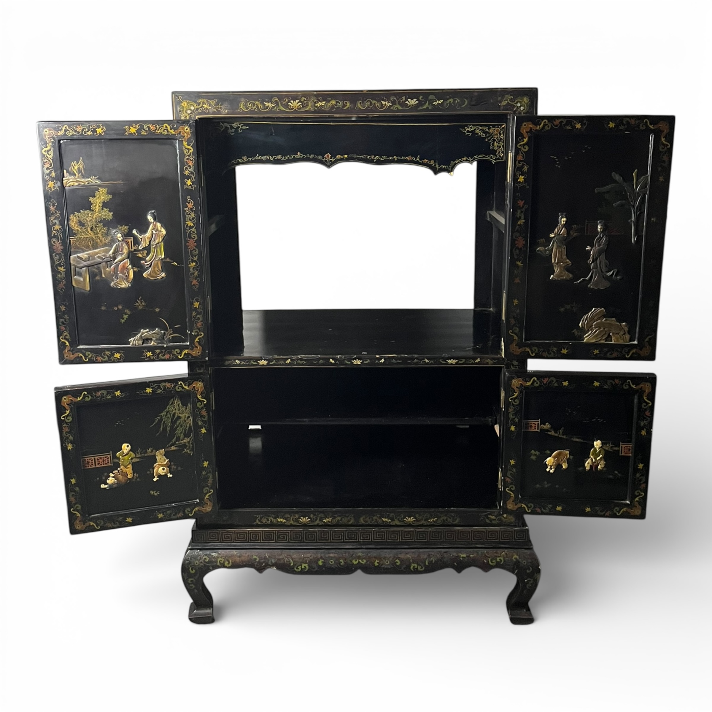 Cabinet chinezesc lacuit negru cu aplicații sculptate în relief, decor oriental, sec. XX Dulapuri