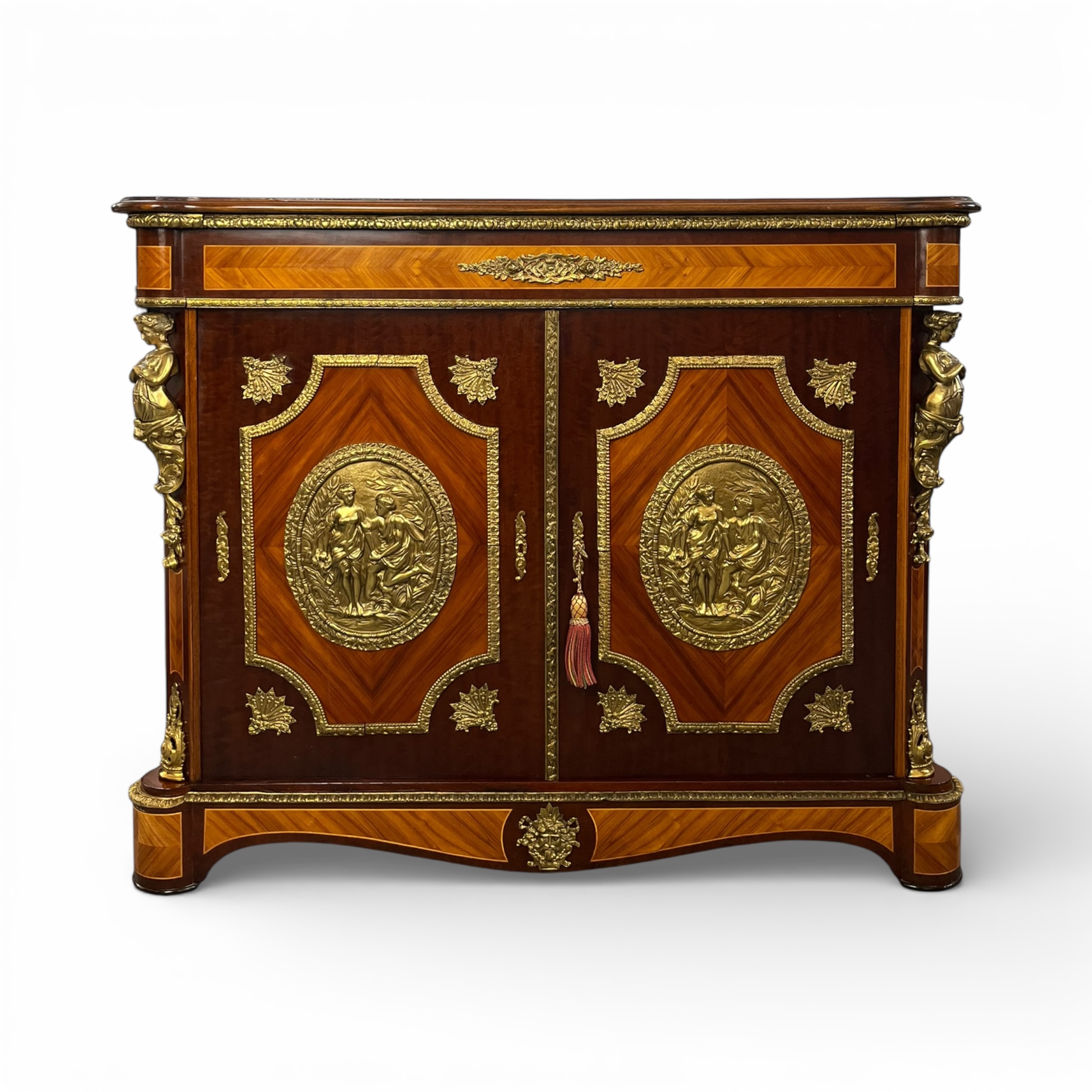 Bufet monumental în stil Napoleon III, furniruit cu intarsii geometrice și bogate aplicații din bronz ciselat, producție românească, sec. XX Comode și măsuțe de toaletă