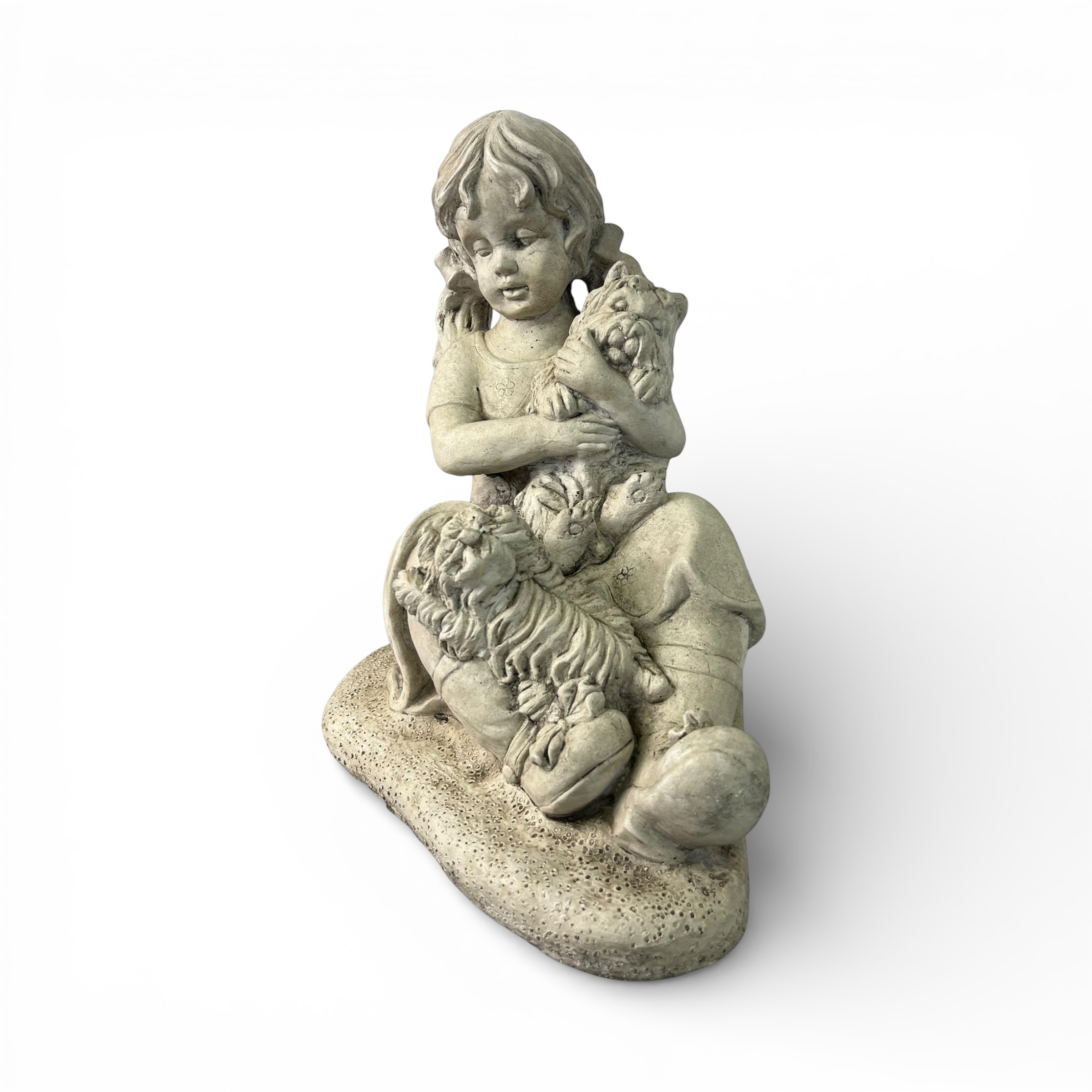 Statuetă decorativă din piatră masivă – „Fetiță cu cățeii” Decoratiuni