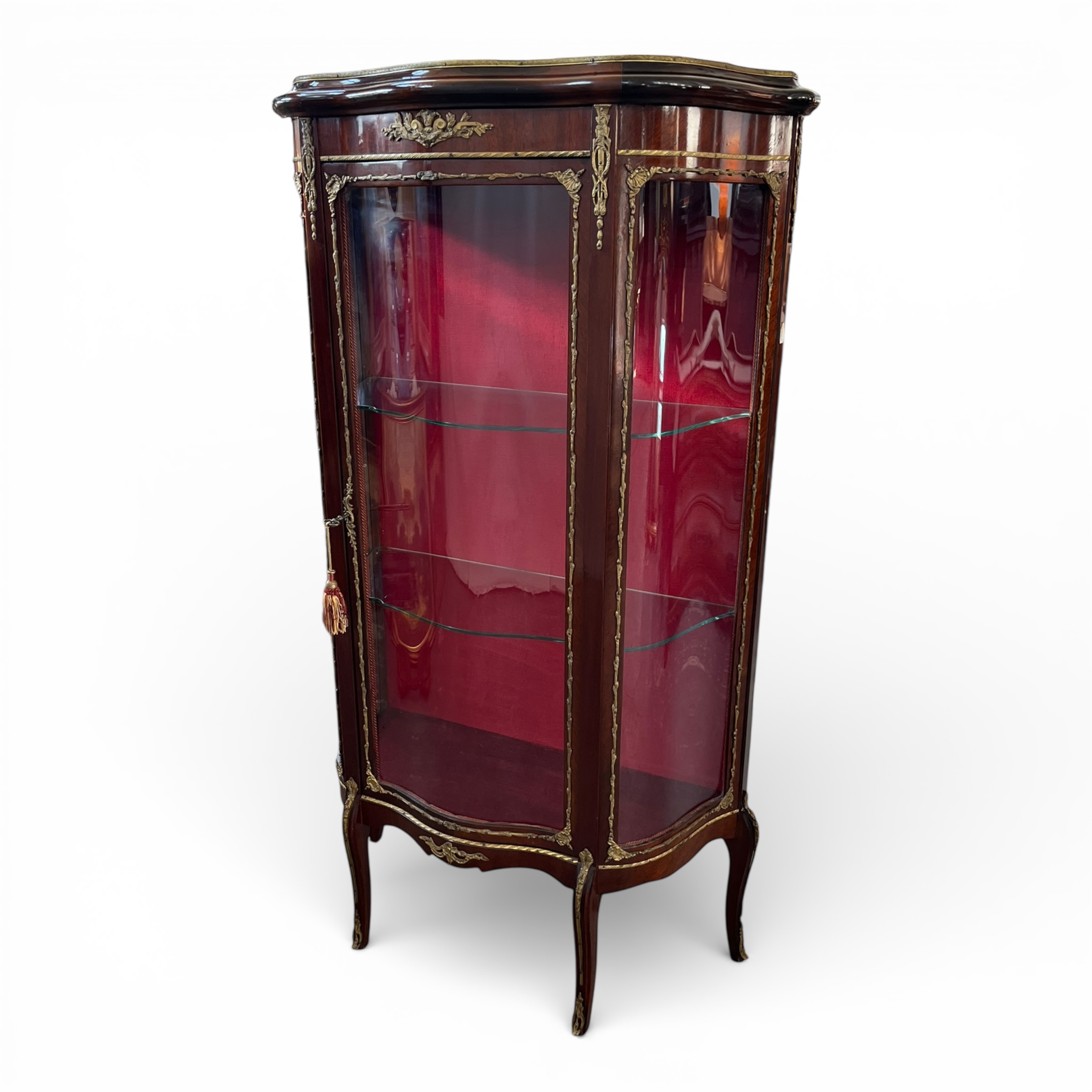 Vitrină în stil Louis XV cu bronzuri aplicate și interior capitonat Mobilier
