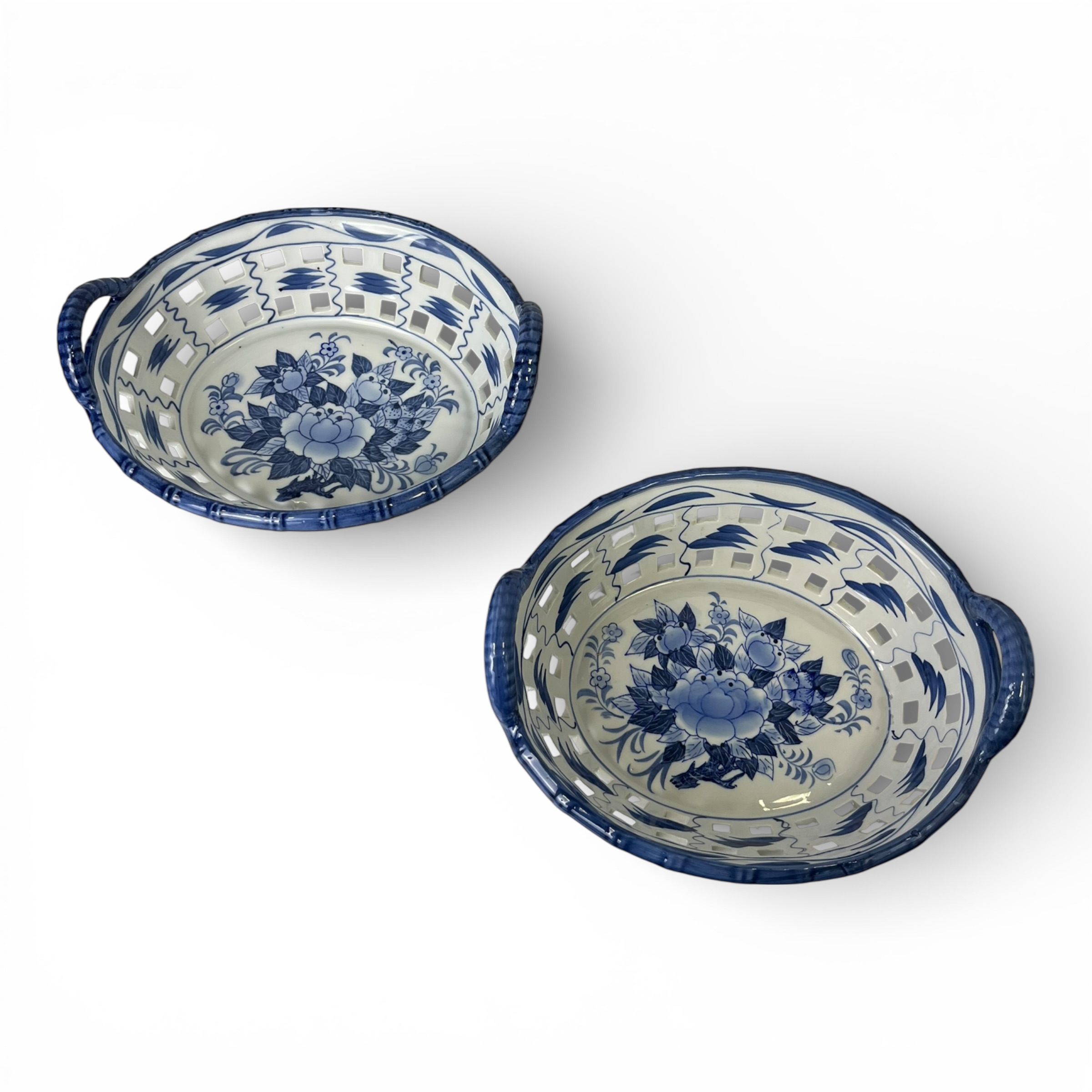 Pereche coșuri decorative traforate din porțelan, decor albastru cobalt Boluri