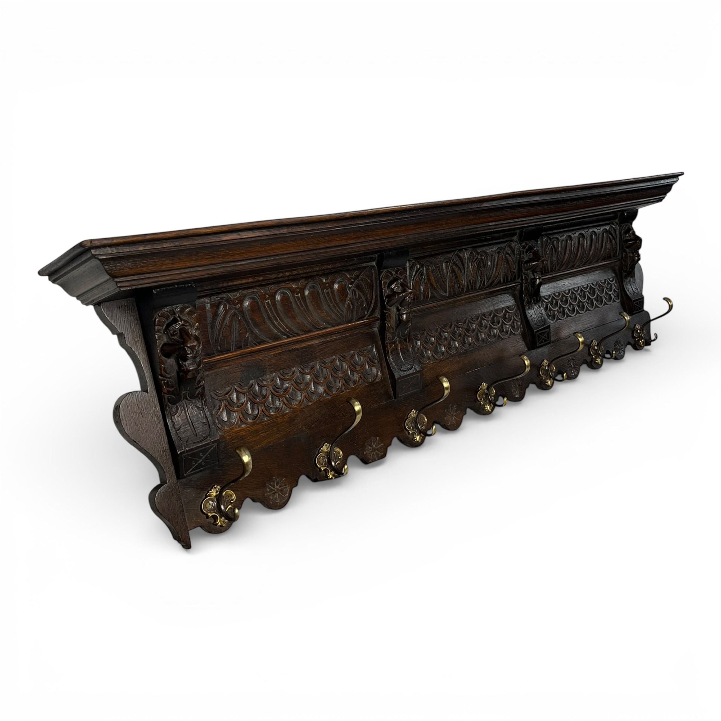 Cuier de perete neogotic din lemn masiv, cu console sculptate și cârlige din alamă, început de secol XX Mobilier