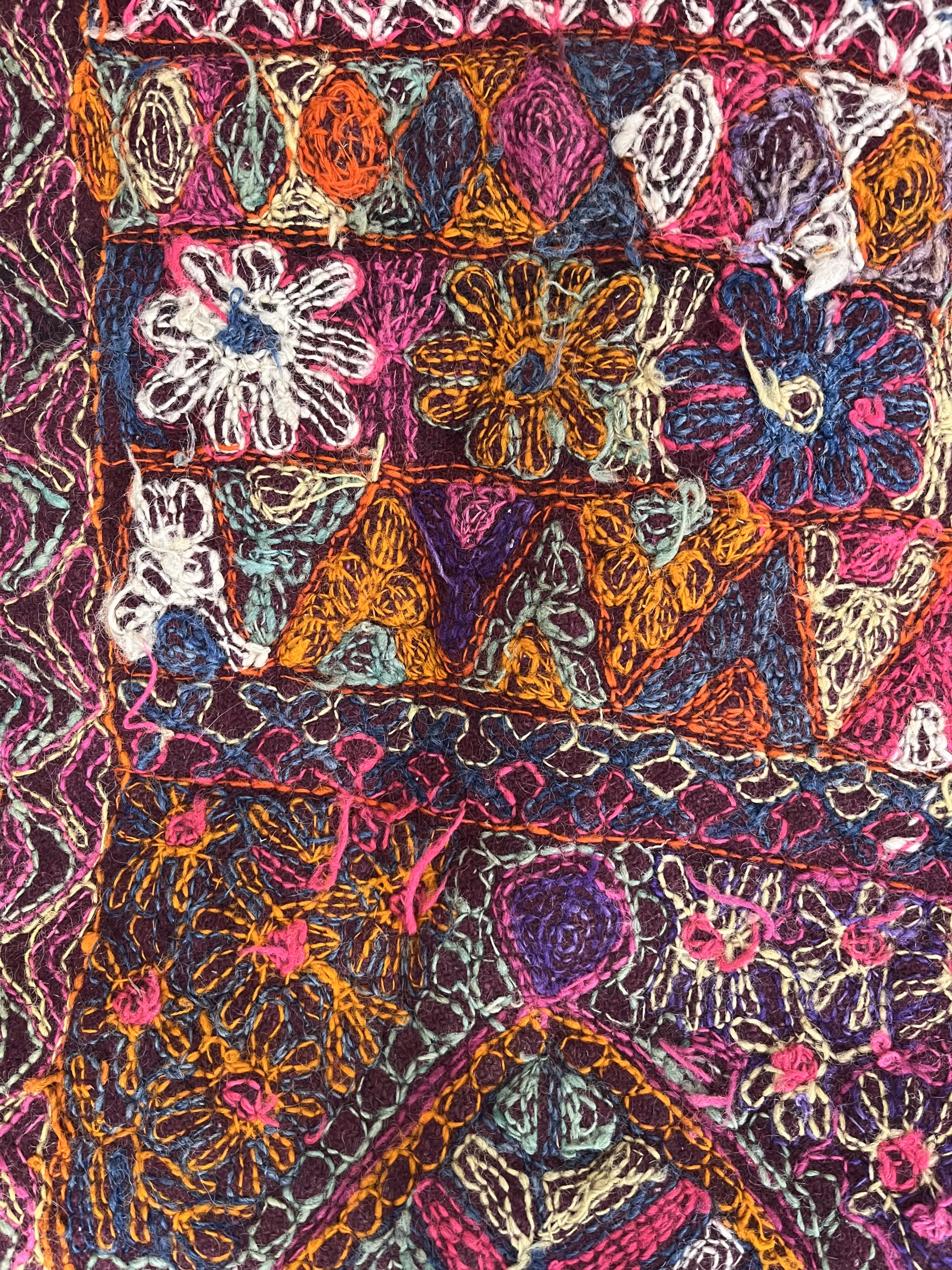 Textil etnic indian Banjara / Rabari, broderie manuală și patchwork tradițional, sec. XX Covoare Magazin de mobila decoratiuni si corpuri de iluminat vintage Textil etnic indian Banjara / Rabari, broderie manuală și patchwork tradițional, sec. XX Covoare