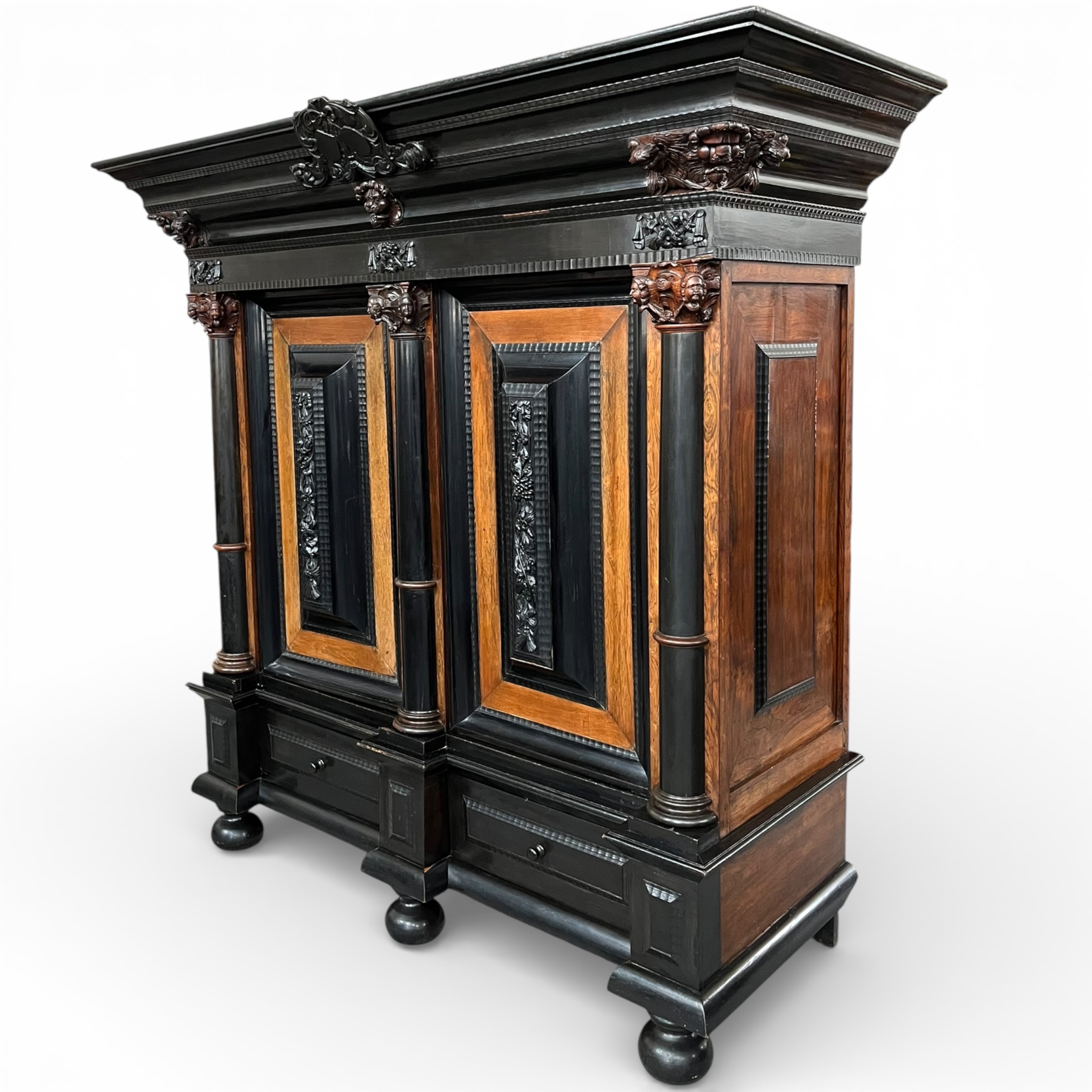 Dulap olandez Neo-Renaștere, ebonizat, cu coloane și sculpturi (capete, leu, motive florale) – sf. sec. XIX Dulapuri