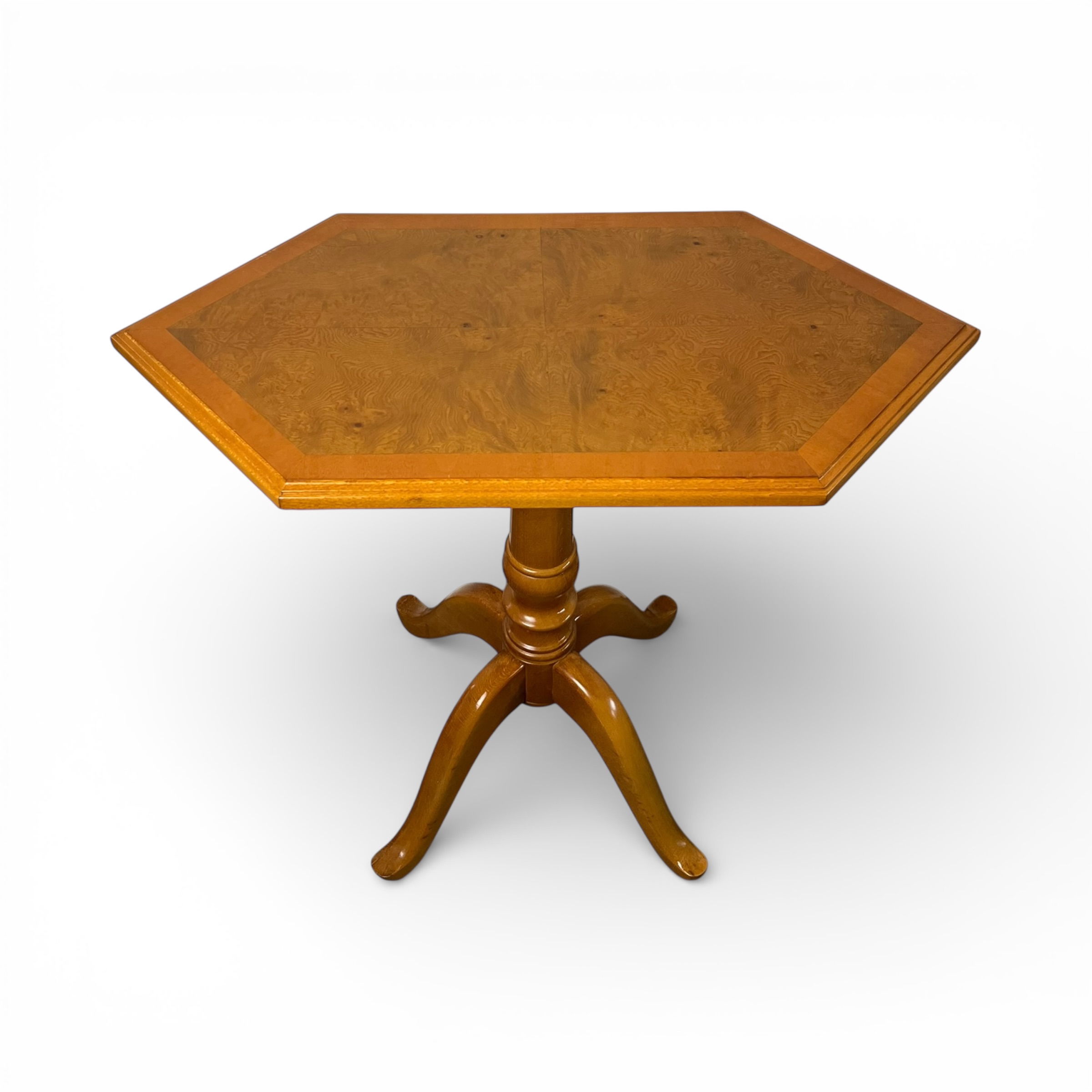 Masă vintage cu blat hexagonal furniruit, picior central strunjit, stil clasic Mobilier