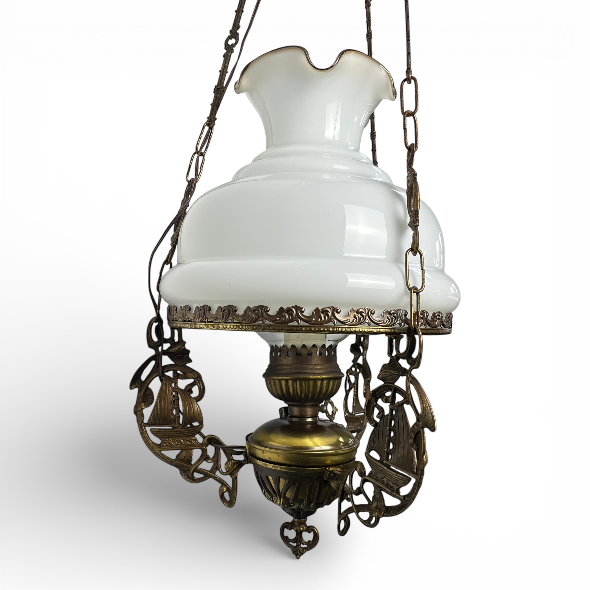 Lampă suspendată vintage din bronz cu abajur opalin și decor marin – model cu corăbii, cca. 1900–1930 Corpuri de iluminat