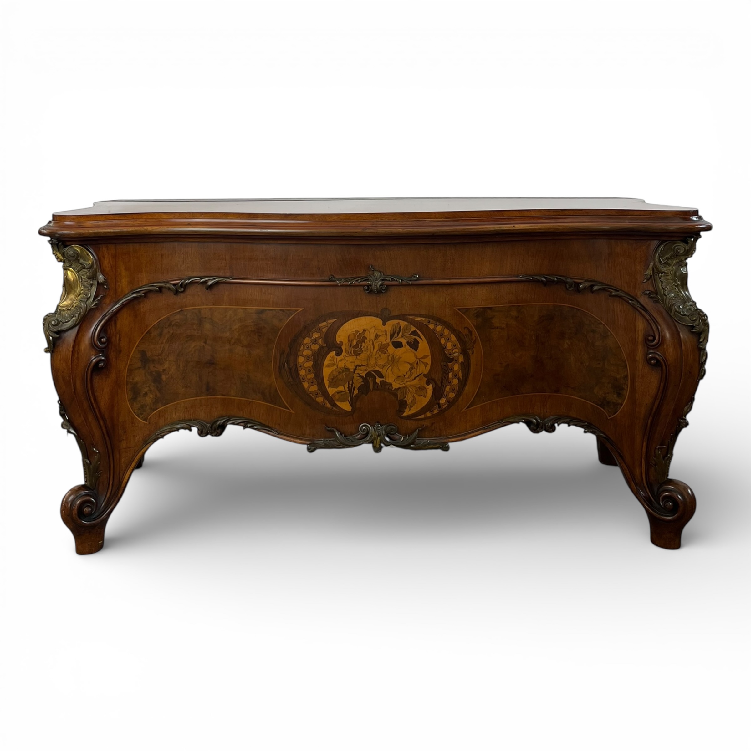 Comodă franceză stil Louis XV cu marchetărie florală și bronzuri – ideală pentru amplasare cu oglindă decorativă Mobilier