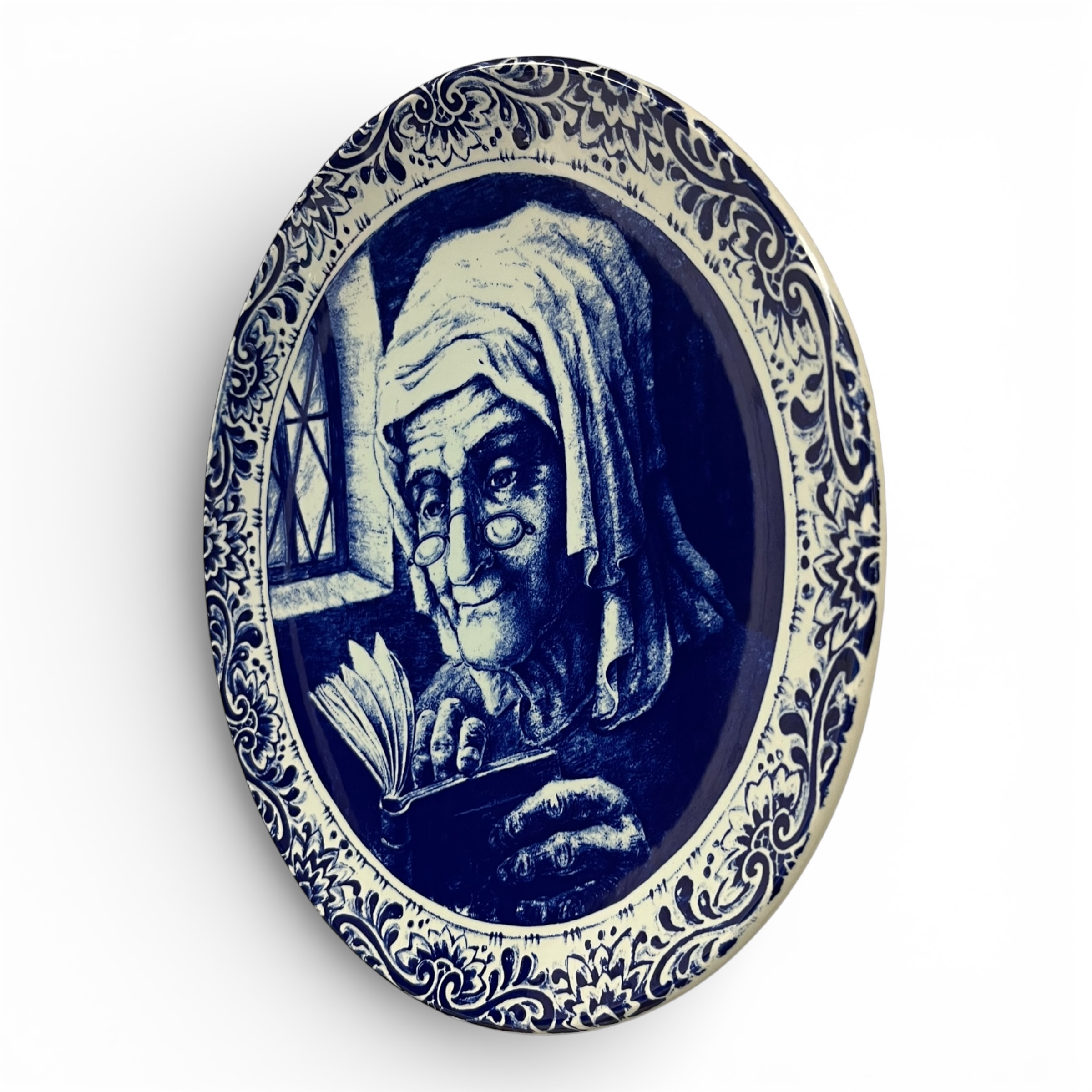 Farfurie decorativă Delft Boch La Louvière – „Bunicuța citind”, porțelan albastru cobalt Decoratiuni