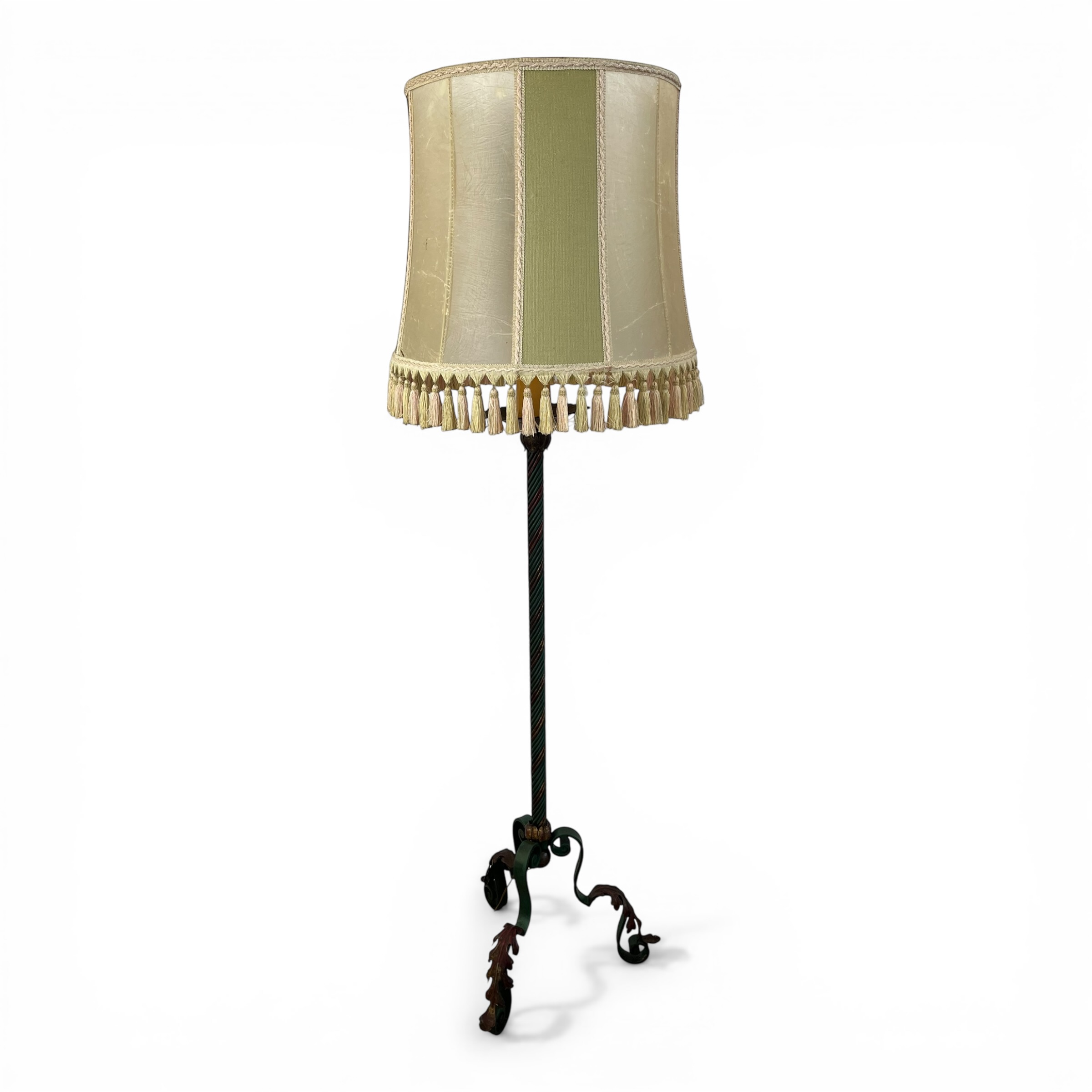 Lampadar vintage din fier forjat cu coloană torsadată și abajur textil/piele cu franjuri, stil clasic – sec. XX Corpuri de iluminat
