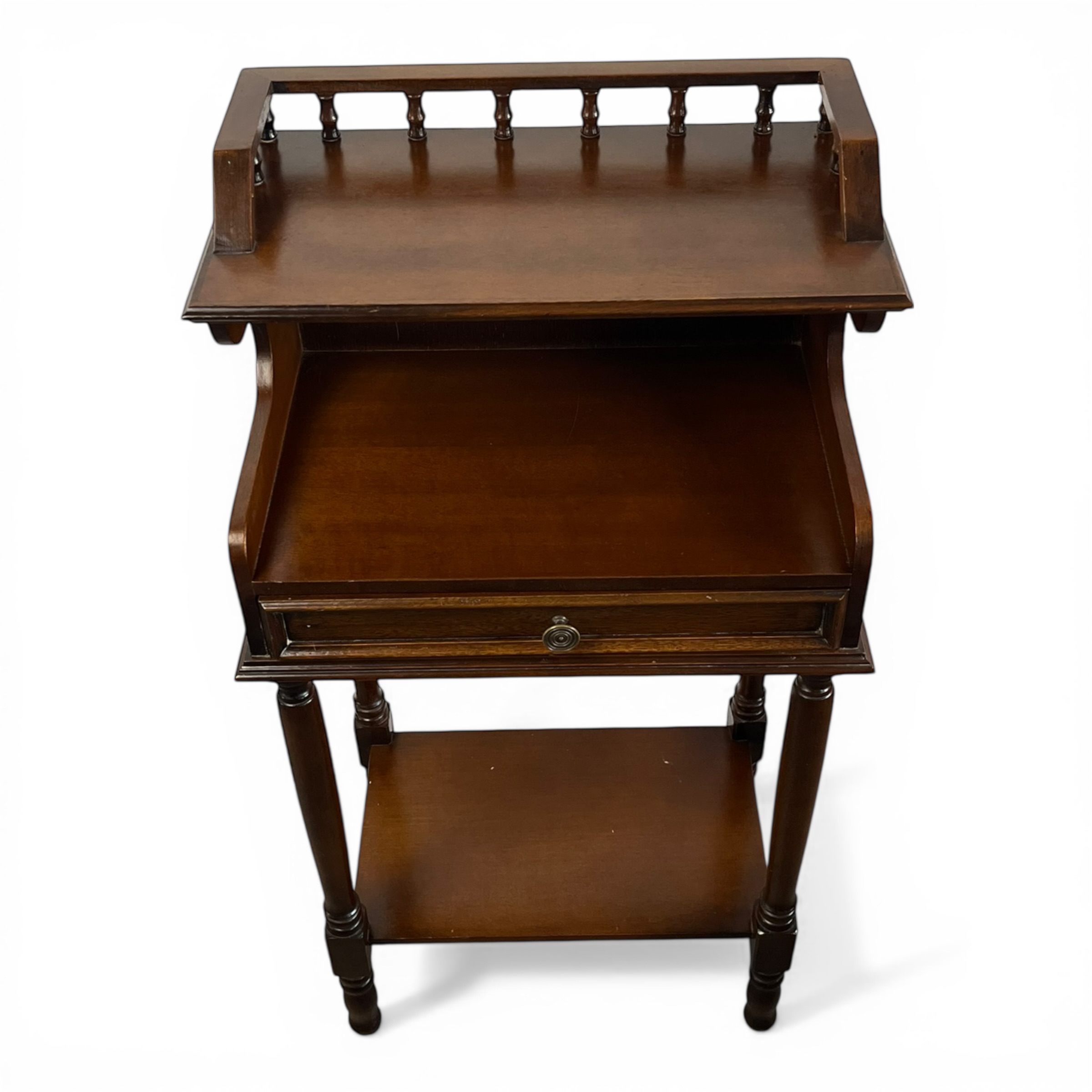 Măsuță vintage în stil Edwardian cu sertar și etajeră, lemn masiv, anii 1970–1980 Mobilier