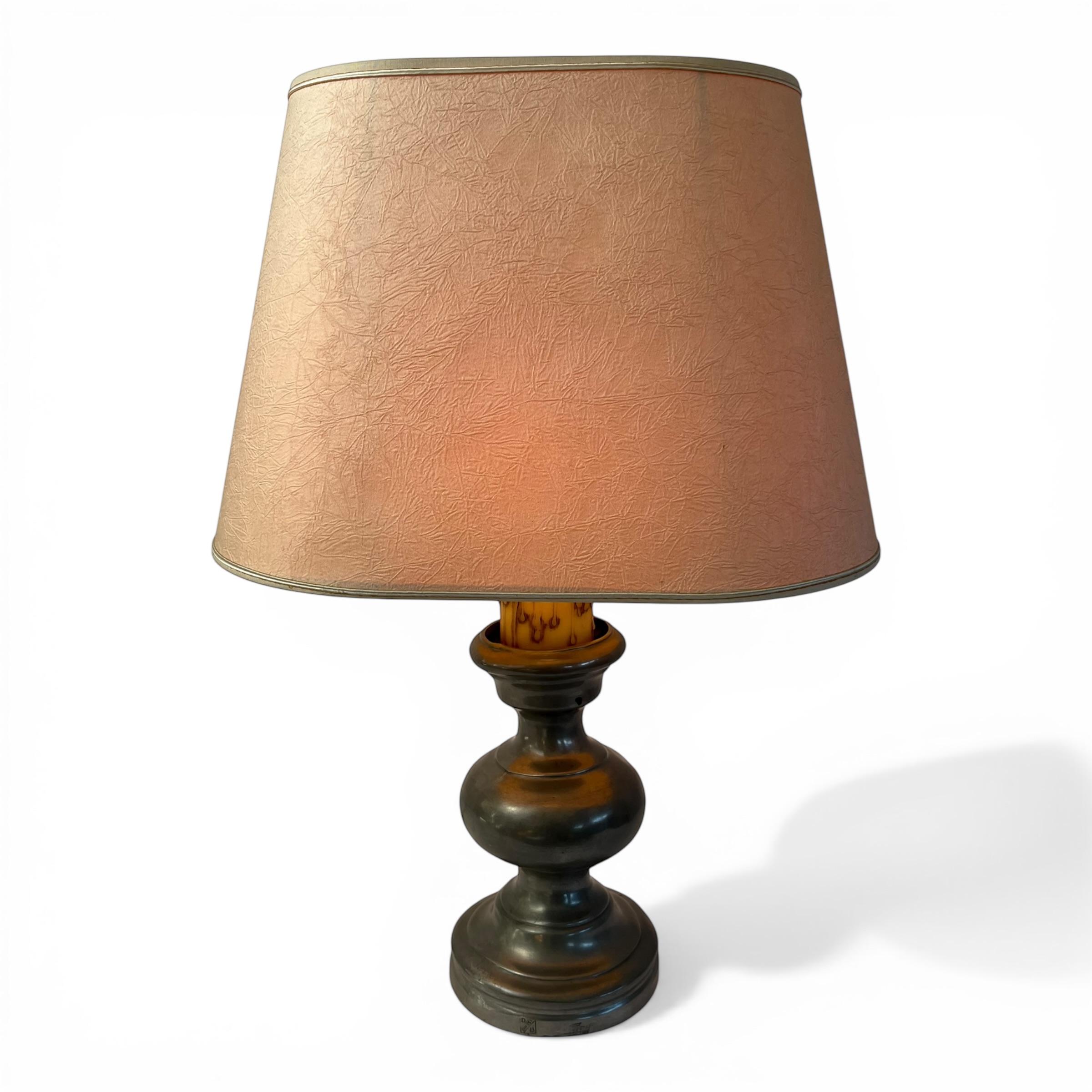 Lampă de masă vintage franceză din cositor (Étains 92%) cu abajur textil – stil clasic, anii 1960–1970 Corpuri de iluminat