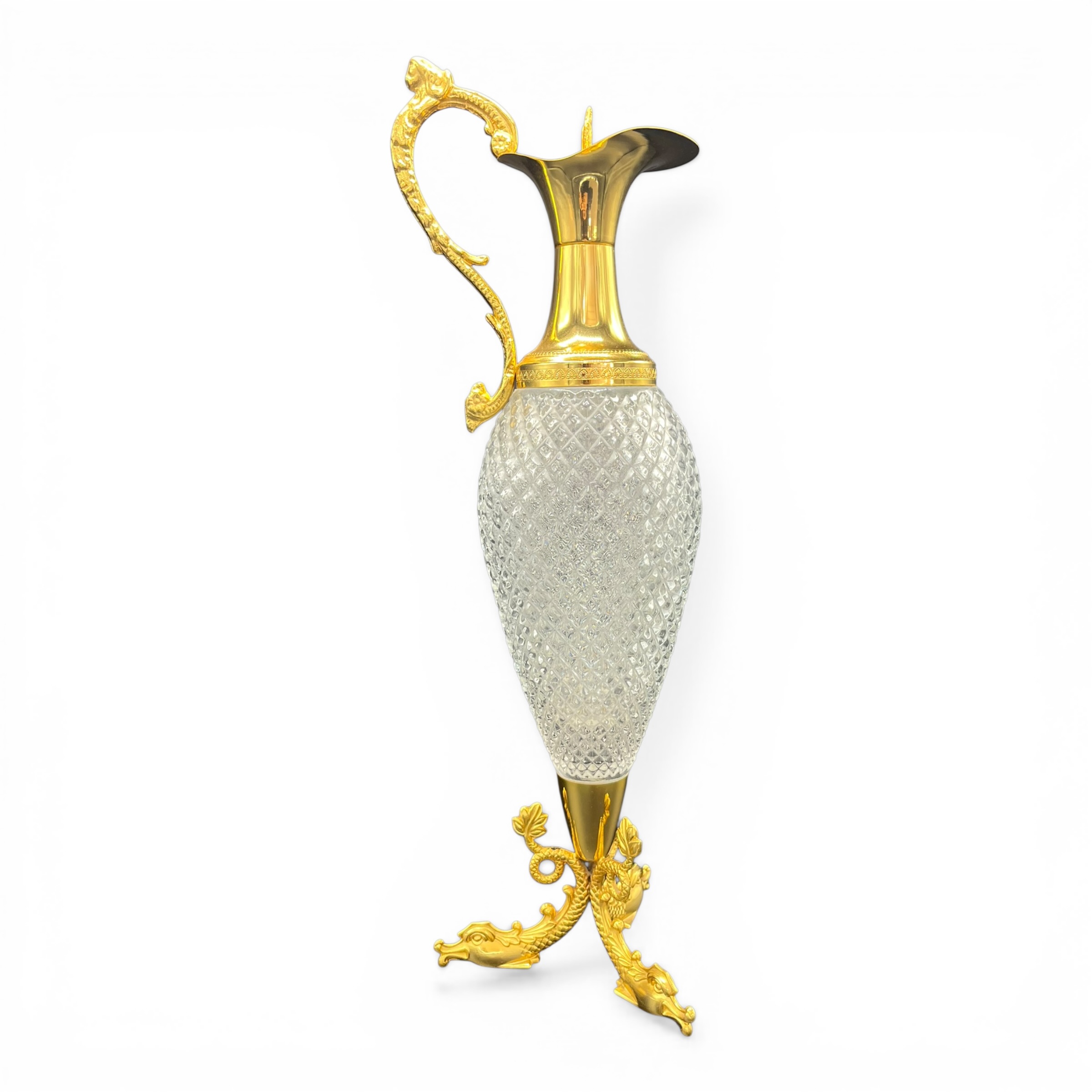 Carafă vintage din cristal cu montură din bronz aurit, picioare în formă de delfini – stil Louis XV / Napoleon III Decantor Magazin de mobila decoratiuni si corpuri de iluminat vintage Carafă vintage din cristal cu montură din bronz aurit, picioare în formă de delfini – stil Louis XV / Napoleon III Decantor