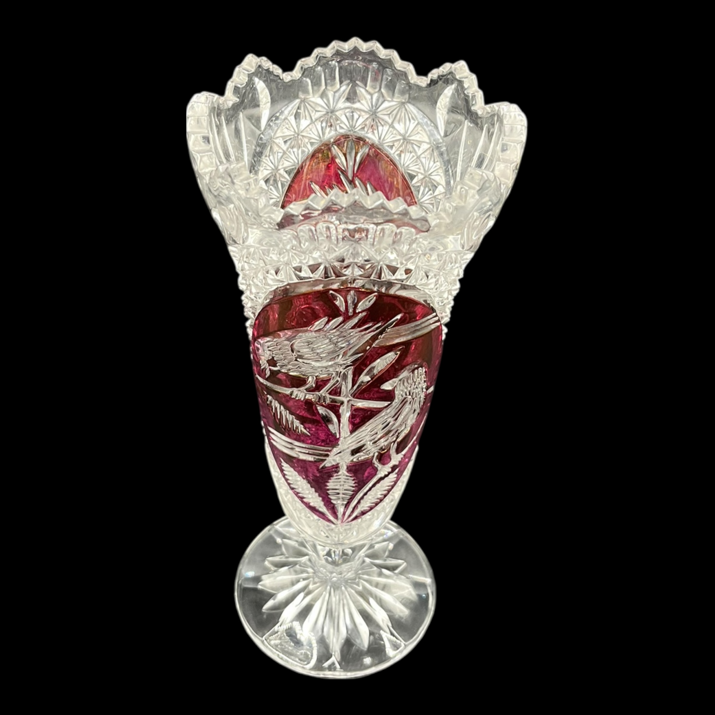 Vază din cristal Bohemia rubin overlay, decor gravat cu păsări – cristal tăiat manual Decoratiuni