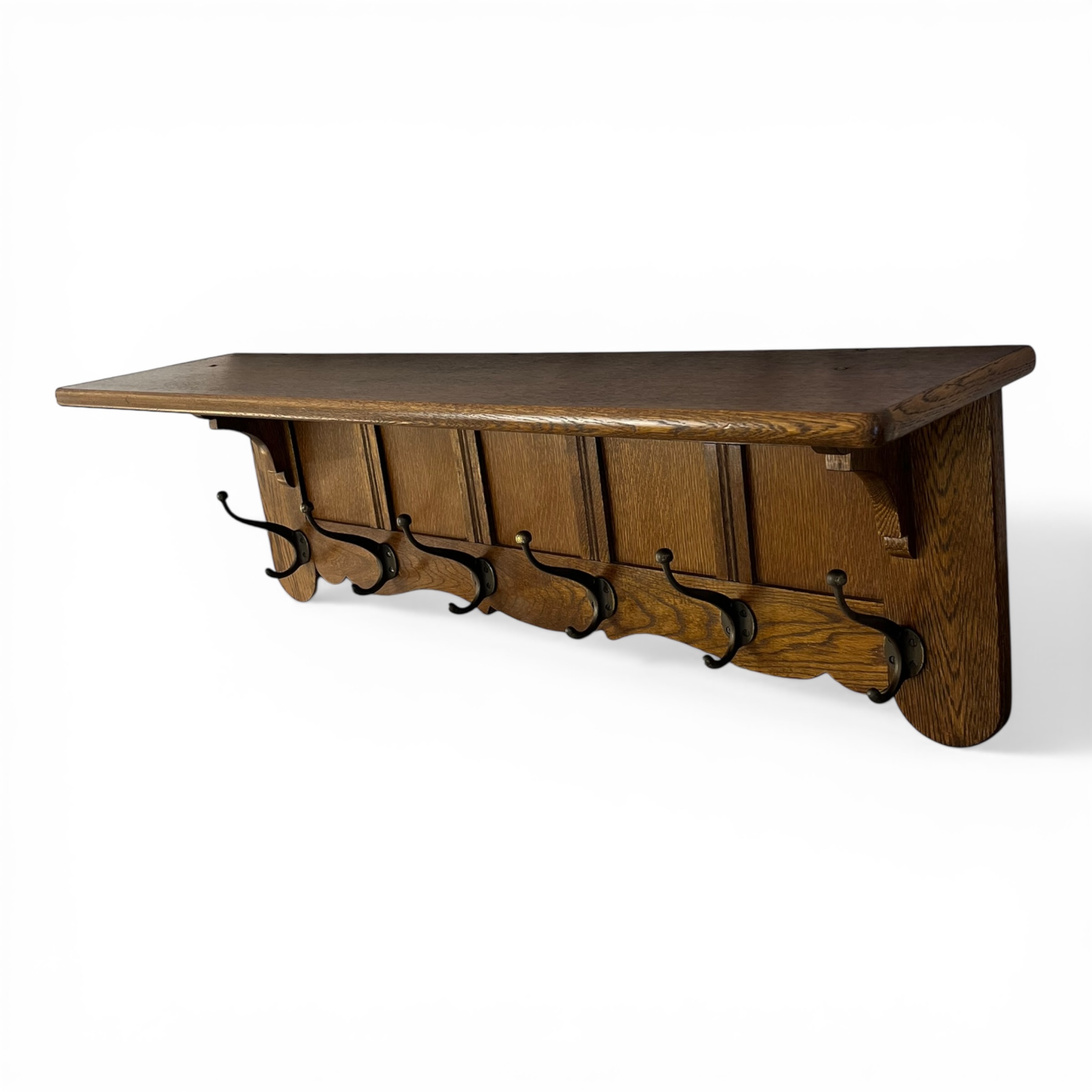 Cuier de perete rustic din lemn masiv de stejar, cu poliță – stil country / farmhouse, cca. mijlocul secolului XX Mobilier