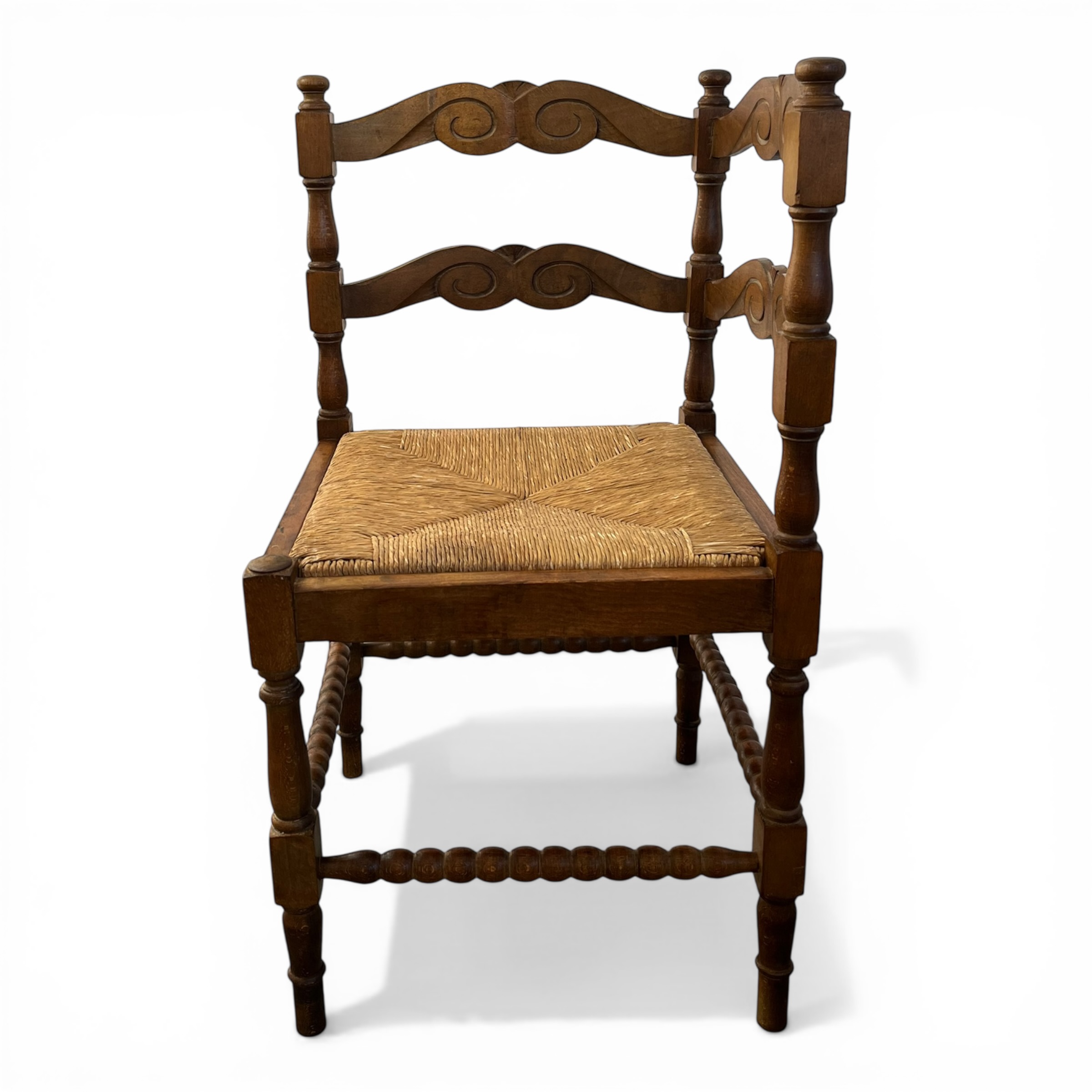 Scaun colțar rustic din lemn masiv cu șezut din papură – stil provincial / country, prima jumătate a secolului XX Mobilier
