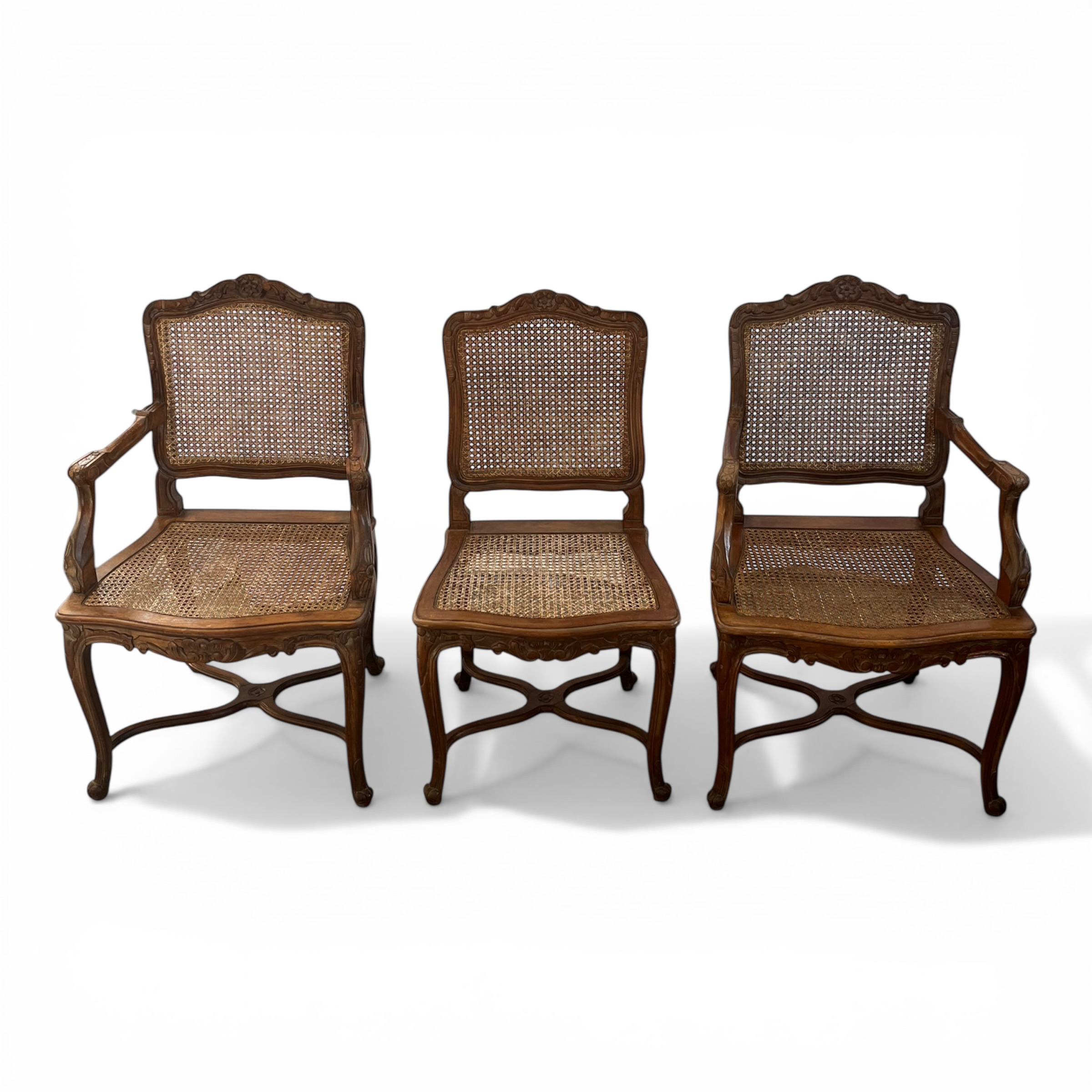 Set 3 scaune vintage în stil Louis XV, lemn sculptat cu împletitură de ratan – Europa, sec. XX Mobilier