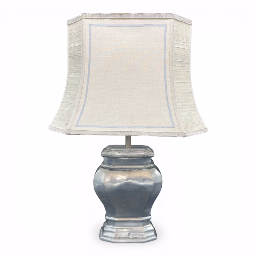 Lampă de masă vintage din cositor cu abajur textil – stil clasic european