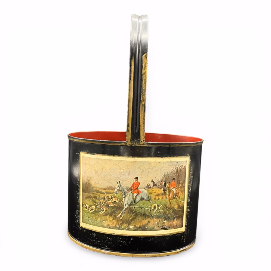Coș vintage din tablă litografiată cu scenă de vânătoare – „In Full Cry”, Anglia Covoare Magazin de mobila decoratiuni si corpuri de iluminat vintage Coș vintage din tablă litografiată cu scenă de vânătoare – „In Full Cry”, Anglia