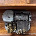 Măsuță vintage de cusut / bijuterii cu marchetărie și mecanism muzical elvețian Lador Mobilier