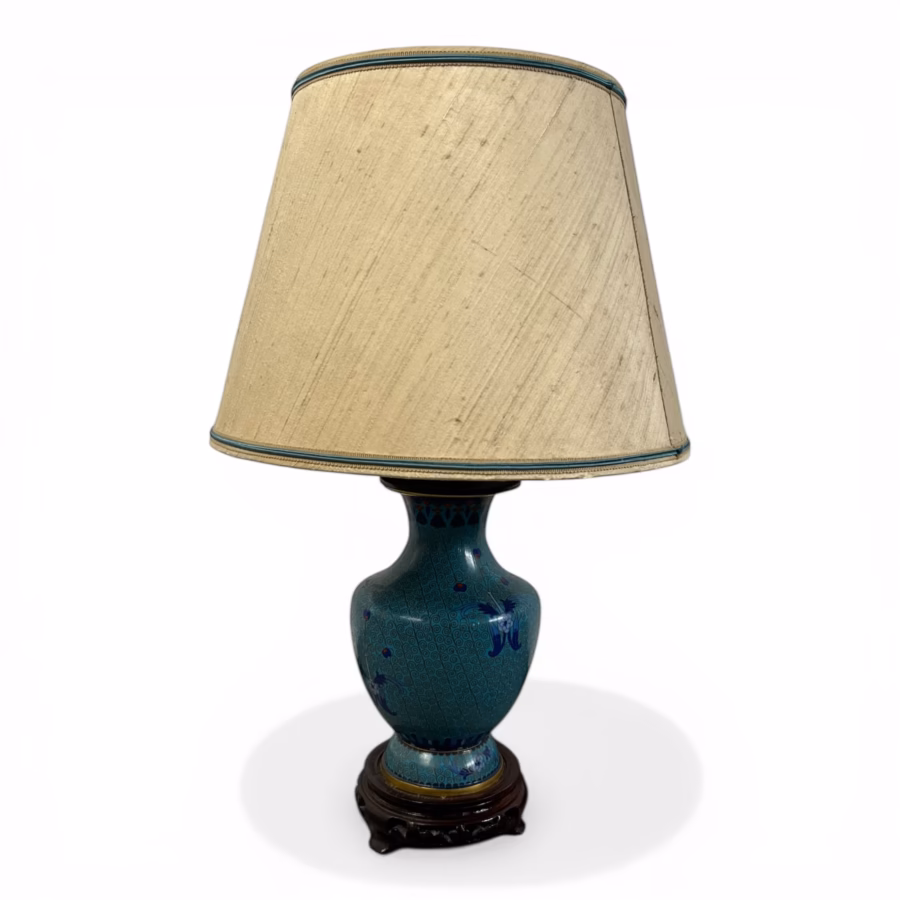 Lampă vintage cu bază cloisonné pe suport din lemn, abajur textil