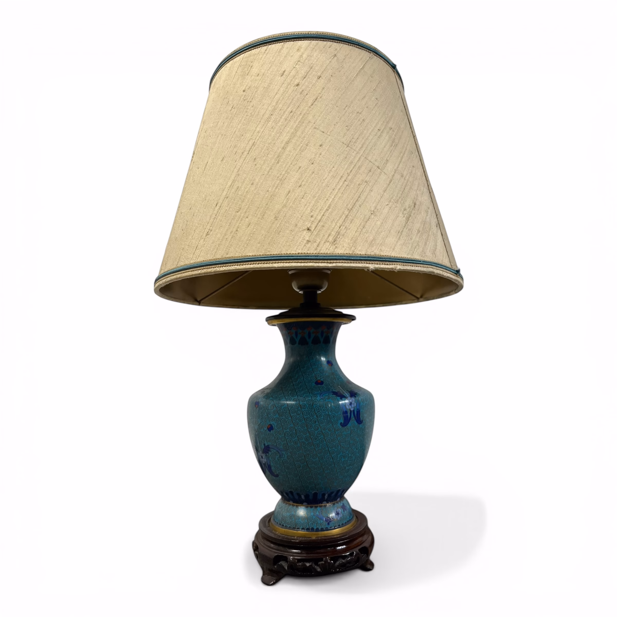 Lampă vintage cu bază cloisonné pe suport din lemn, abajur textil Corpuri de iluminat