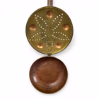 Încălzitor / prăjitor vintage pentru castane sau nuci, din alamă și cupru, cu mâner din lemn Decoratiuni Magazin de mobila decoratiuni si corpuri de iluminat vintage Încălzitor / prăjitor vintage pentru castane sau nuci, din alamă și cupru, cu mâner din lemn Decoratiuni