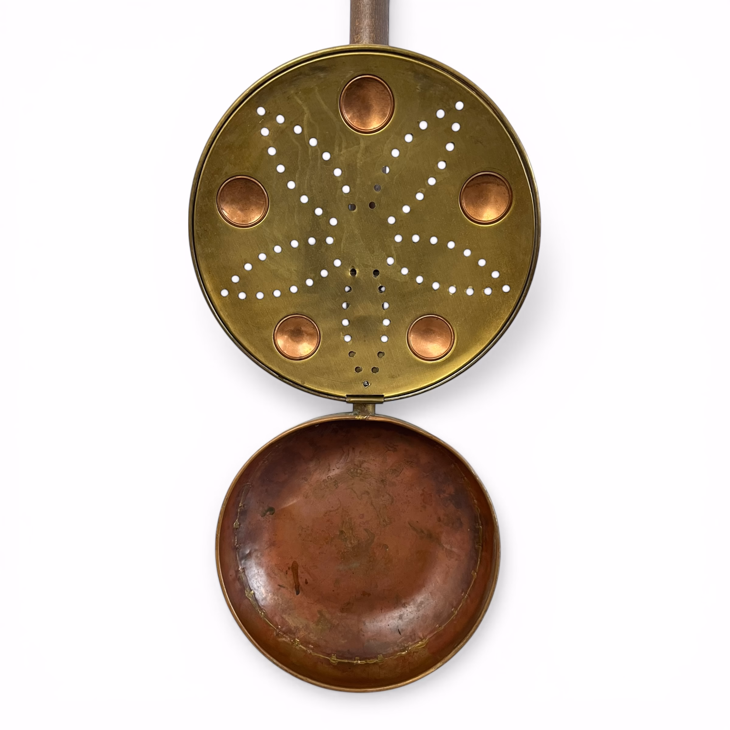 Încălzitor / prăjitor vintage pentru castane sau nuci, din alamă și cupru, cu mâner din lemn Decoratiuni Magazin de mobila decoratiuni si corpuri de iluminat vintage Încălzitor / prăjitor vintage pentru castane sau nuci, din alamă și cupru, cu mâner din lemn Decoratiuni