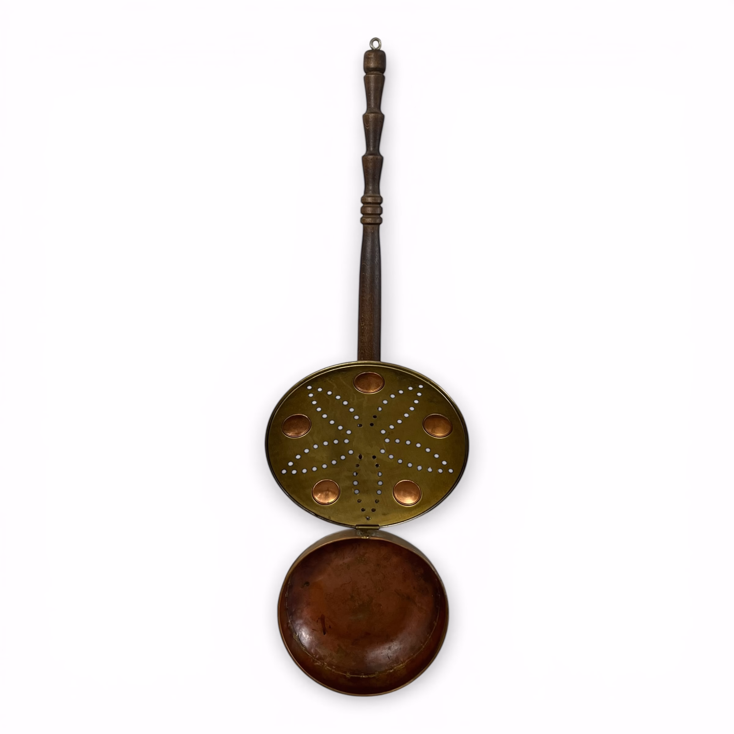 Încălzitor / prăjitor vintage pentru castane sau nuci, din alamă și cupru, cu mâner din lemn Decoratiuni Magazin de mobila decoratiuni si corpuri de iluminat vintage Încălzitor / prăjitor vintage pentru castane sau nuci, din alamă și cupru, cu mâner din lemn Decoratiuni